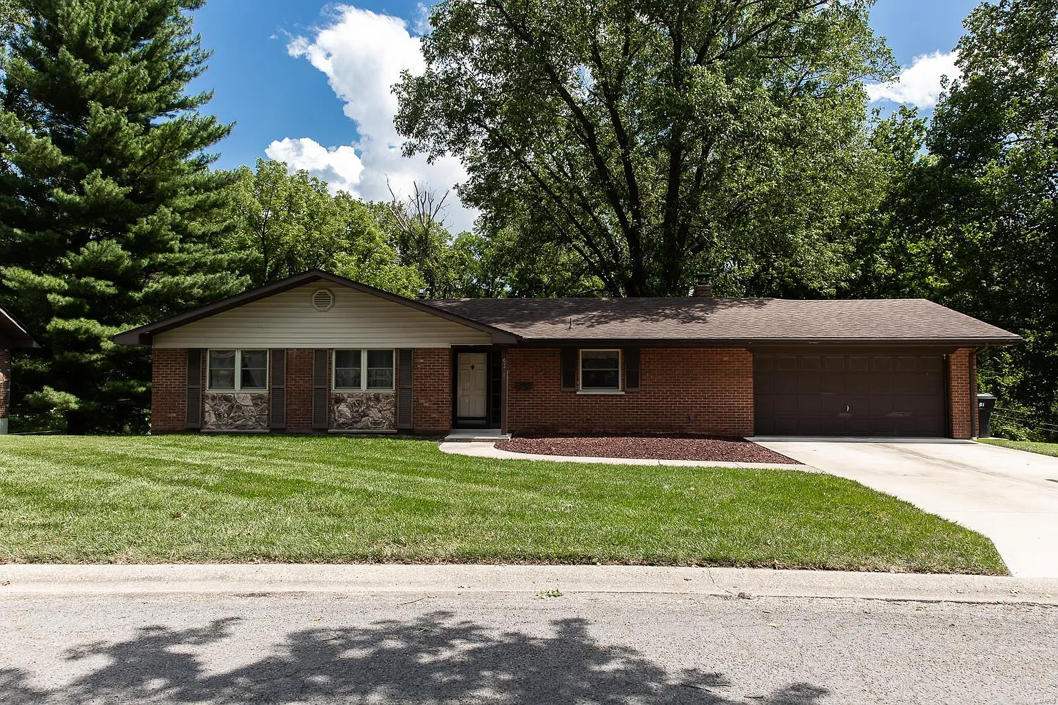 632 Springdale Dr photo 1