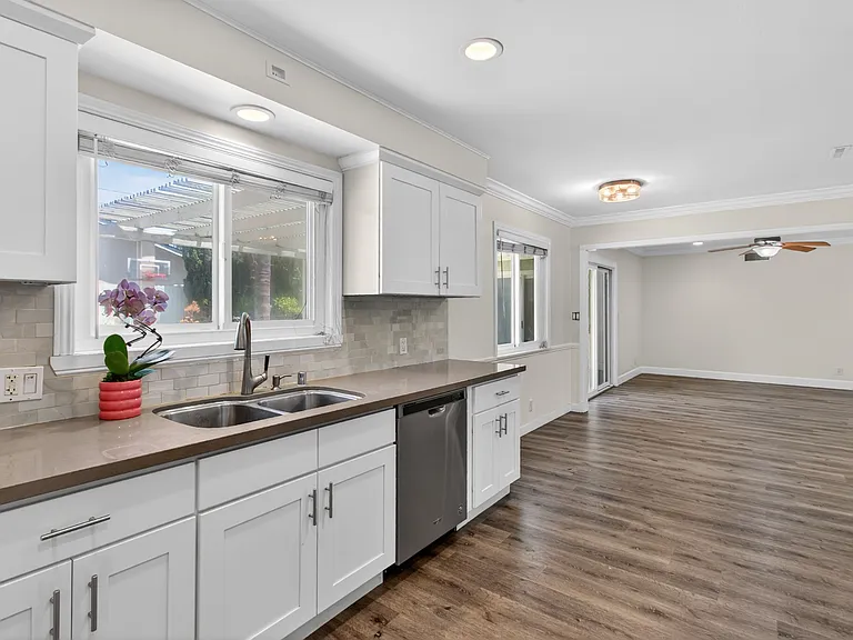 2940 Charles Ave — Photo 8