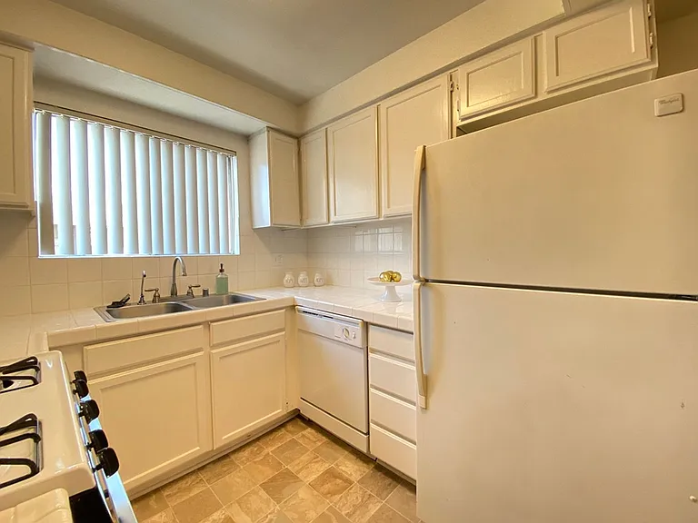 Farmdale Court Apartments — Photo 28