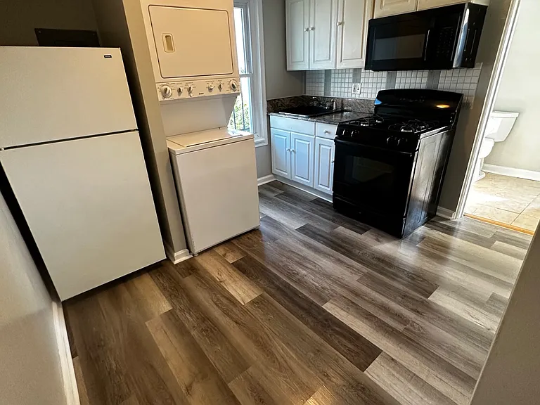1131 W Cross St #3 — Photo 1