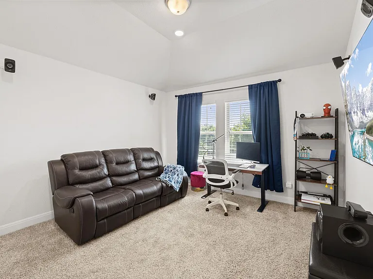724 Pioneer Grv — Photo 29