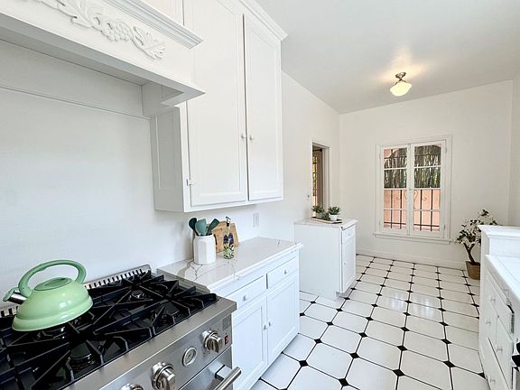 4th image of 221-27 S Gramercy Pl #227