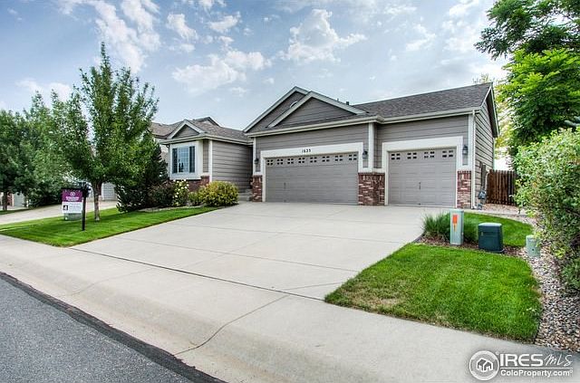 Cul de Sac, spacious 3 car garage