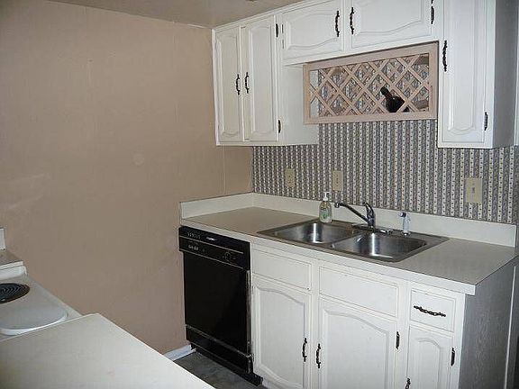 2nd image of 402 Menlo Park Dr