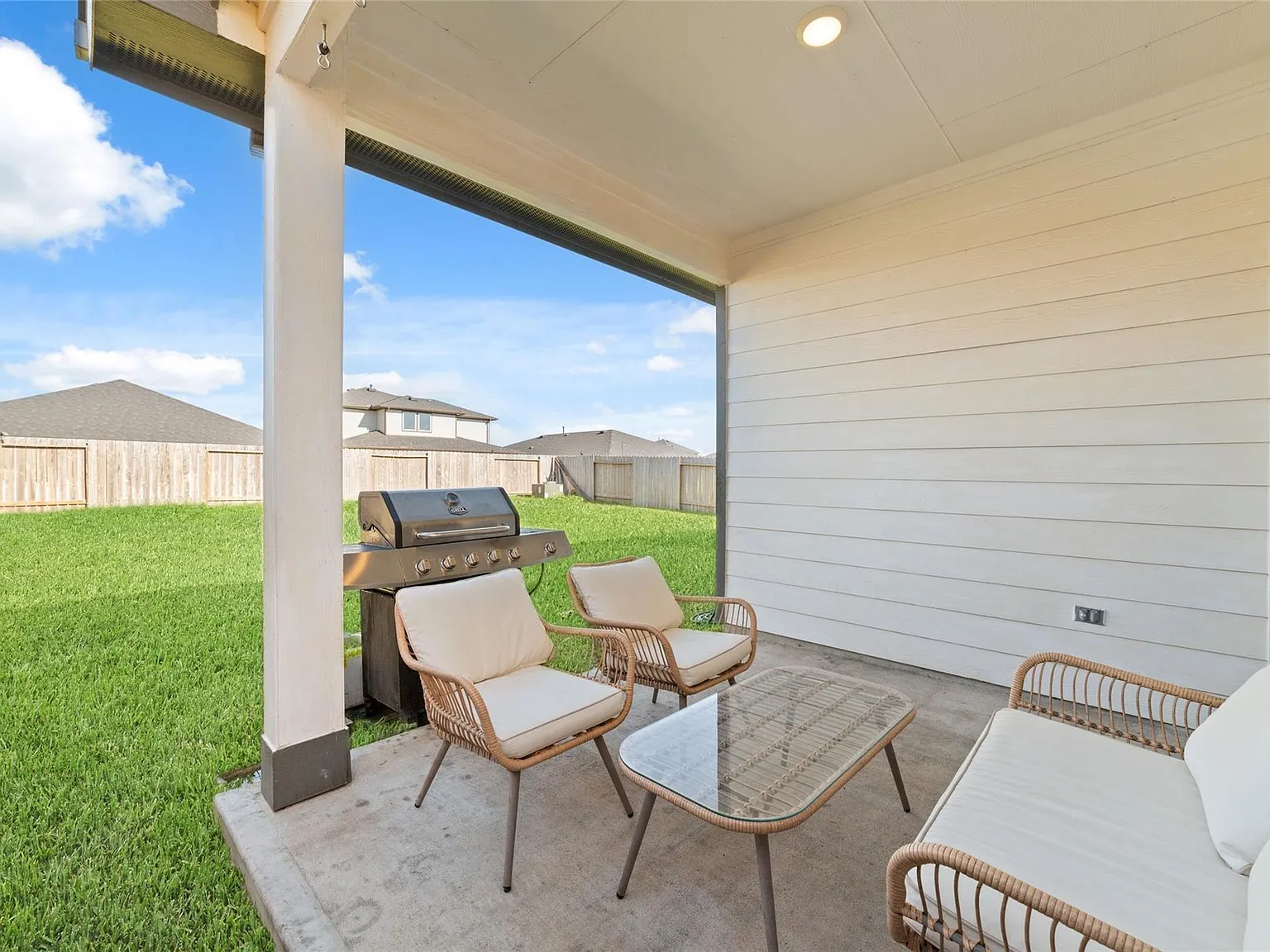 4 bed, 3.0 bath, 2211 sqft, $2,650 — Photo 4