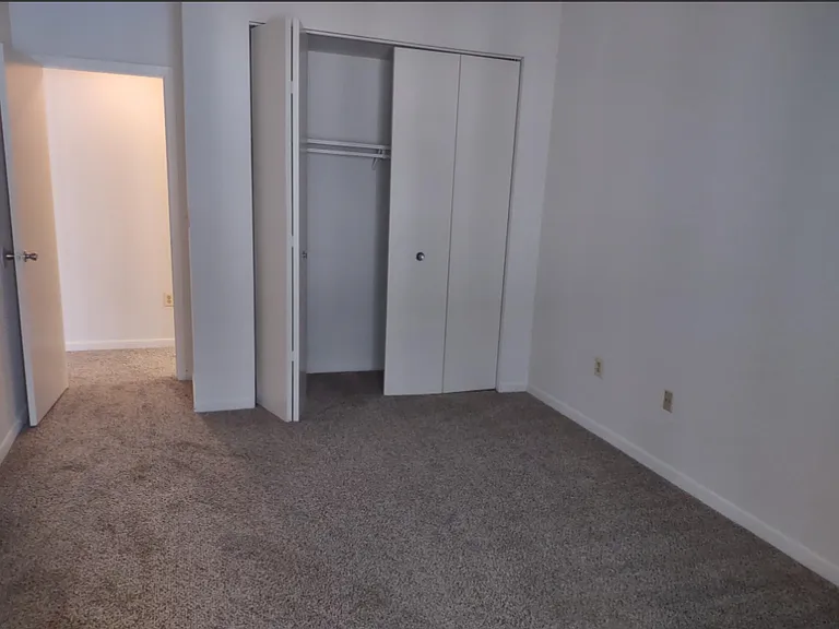 Marlboro Classic Apt & Redwood Square — Photo 79