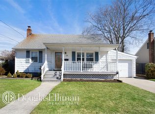 18 Kensington Ave, Massapequa, NY 11758