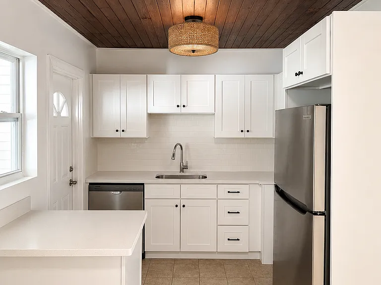 715 W Indiana Ave — Photo 1
