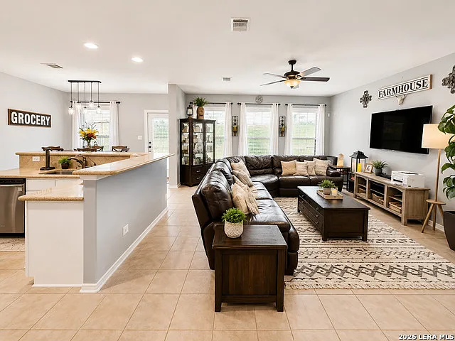 4 bed, 2.0 bath, 2166 sqft, $2,400 — Photo 3