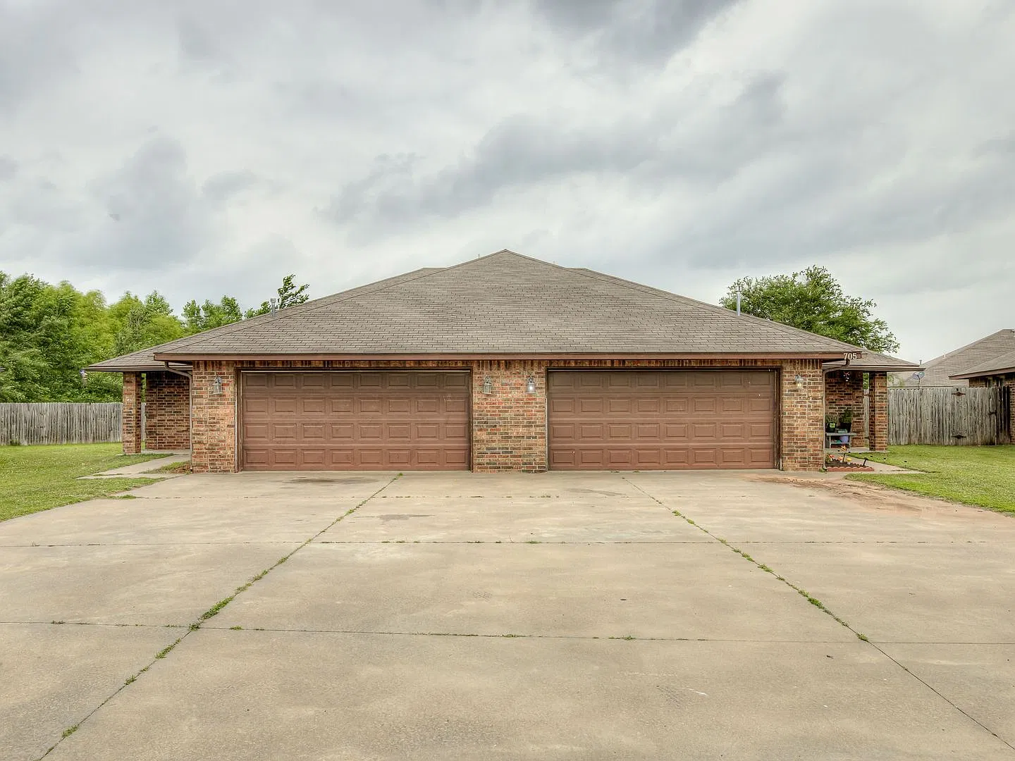 3br 2ba duplex with 2 car garage! — Photo 1