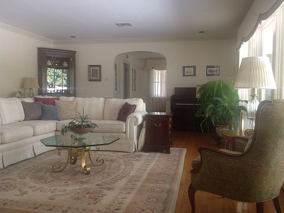 5th image of 115 Armstrong Cir