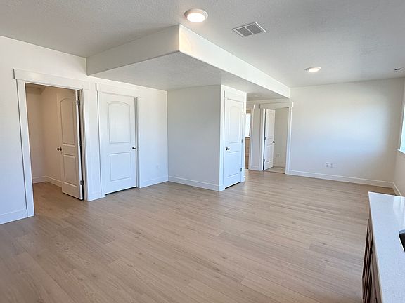 4th image of 682 Benedict Dr