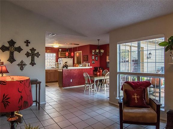 4th image of 2201 Villawood Ln