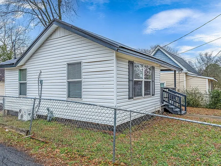 517 Thomas St — Photo 10