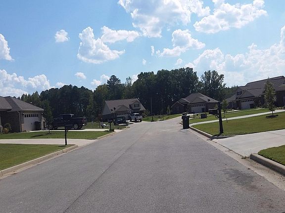 5th image of 105 Coach Glen Ln