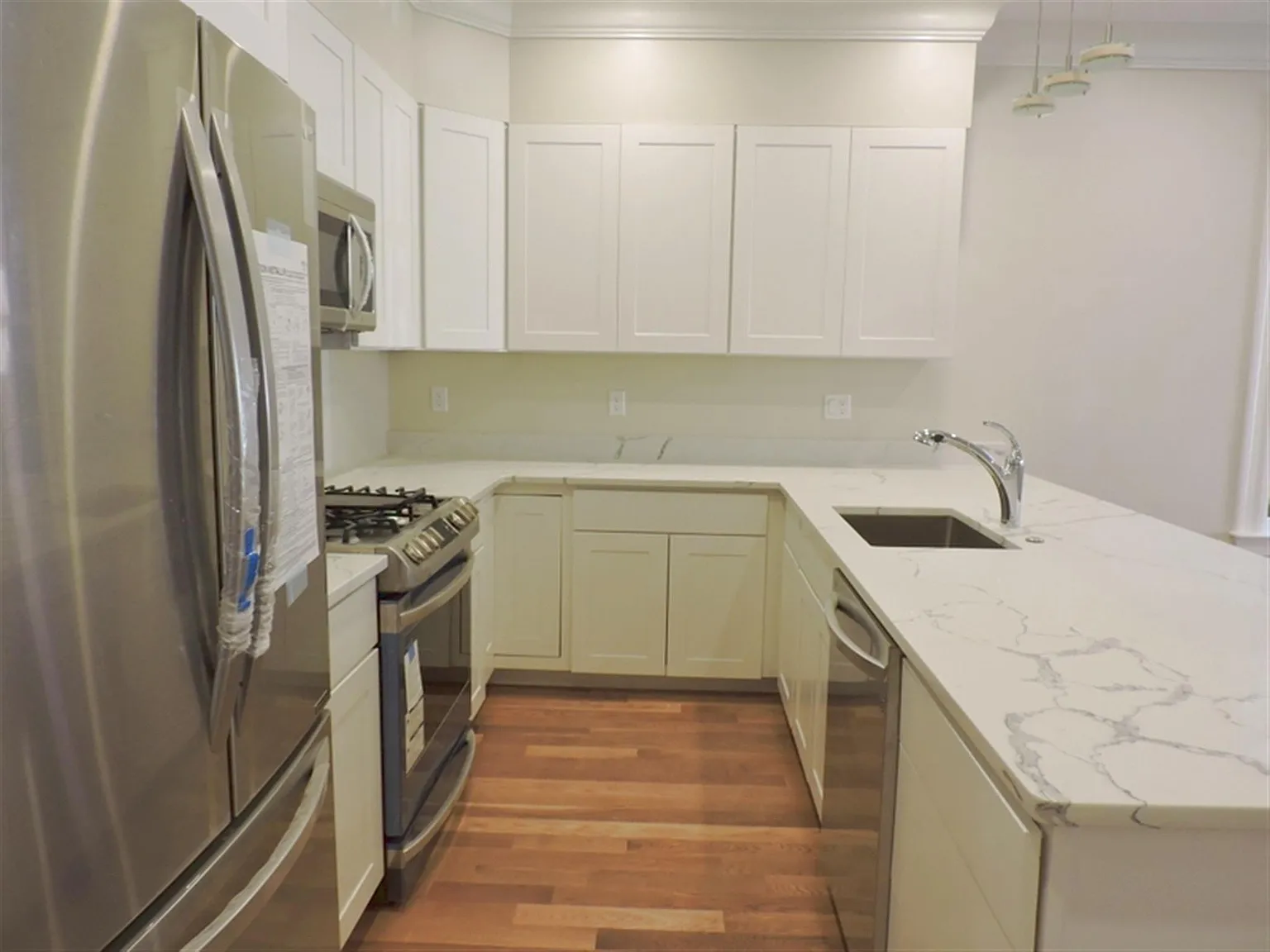 3 bed, 1600 sqft, $5,200 — Photo 3