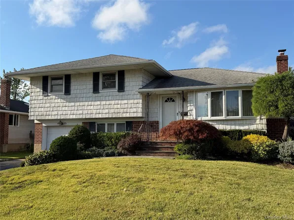5 Lane Avenue, Plainview, NY 11803