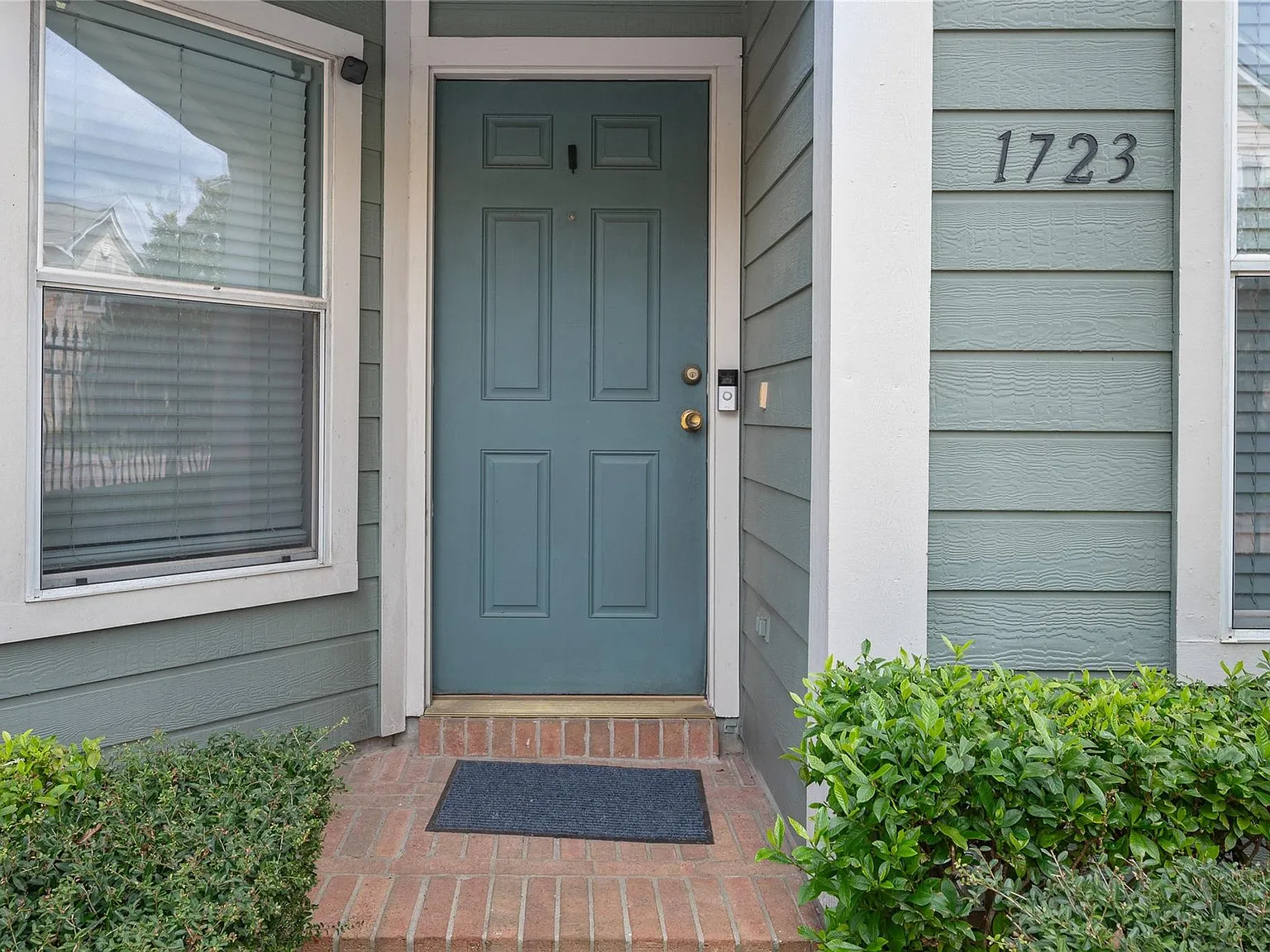 2 bed, 1.5 bath, 1358 sqft, $2,200 — Photo 2