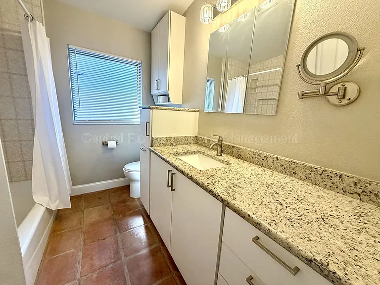 2619 E Washington St — Photo 16