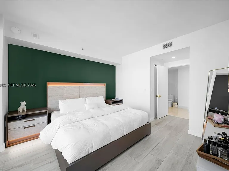 45 SW 9th St #3909 — Photo 13