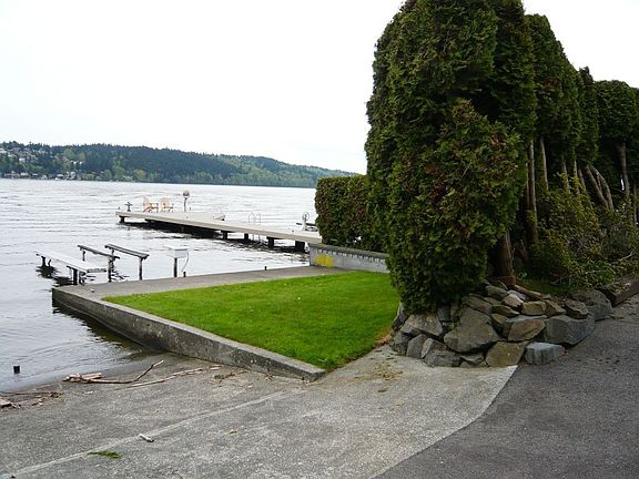 40' Waterfront with Boat Launch