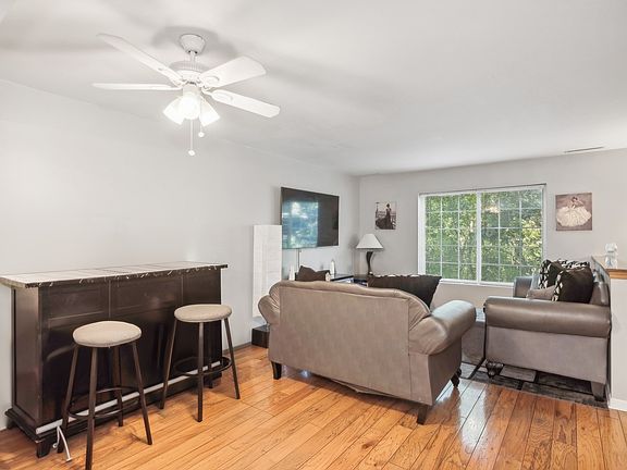 3rd image of 328 W Whispering Oaks Ln