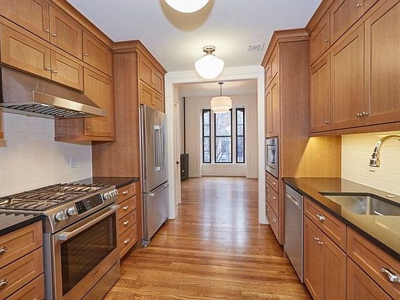 3rd image of 647 Carroll St #1