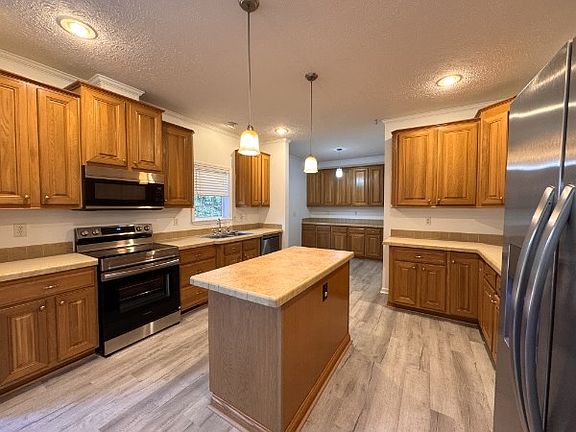 Huge kitchen; all new appliances
