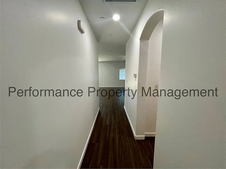 2505 Mercedes Dr — Photo 3