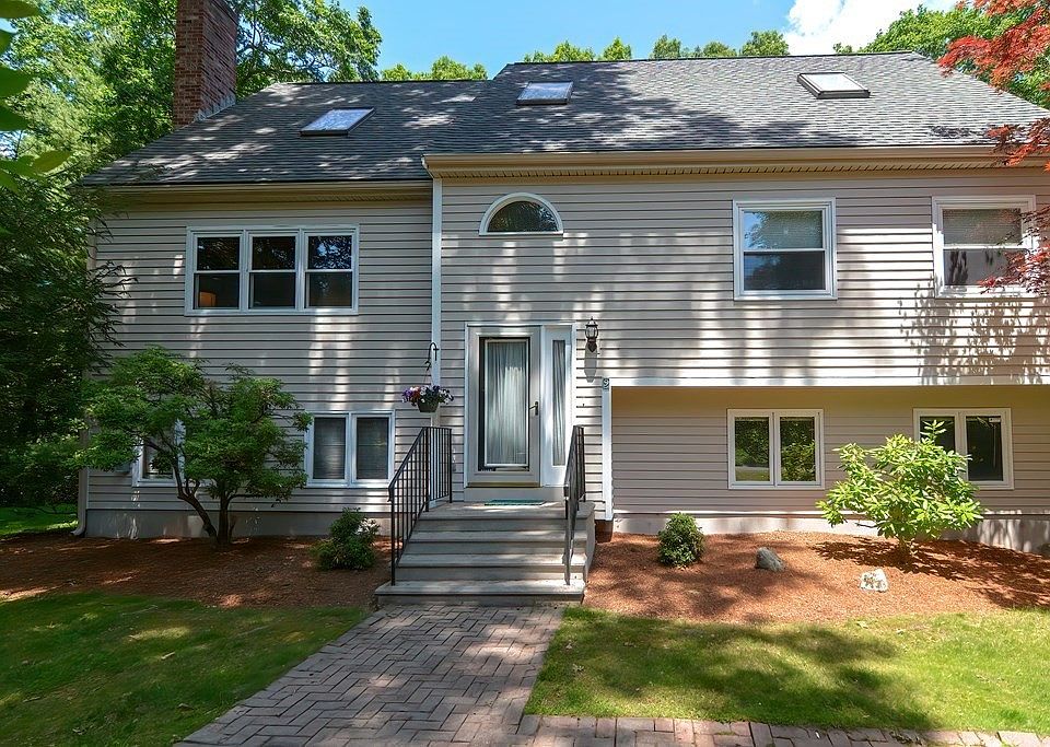 9 Maple Tree Ln, Franklin, MA 02038