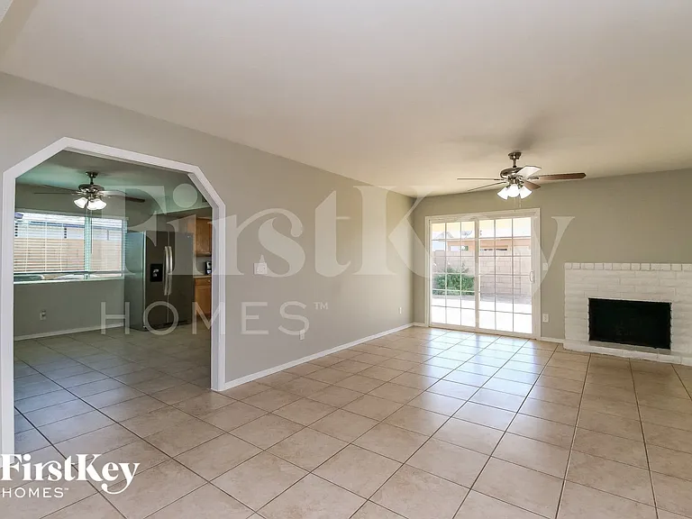 1941 W Portobello Ave — Photo 3