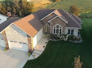 2104 Boxwood Dr, Cedar Falls, IA 50613