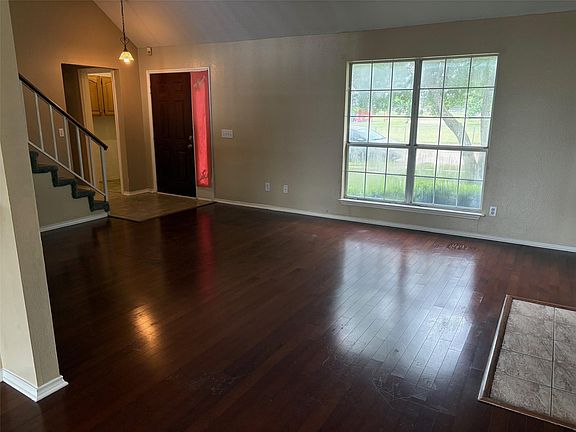 4th image of 320 Williams St