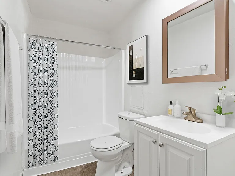 Carlyle Court Apartment Homes — Photo 6