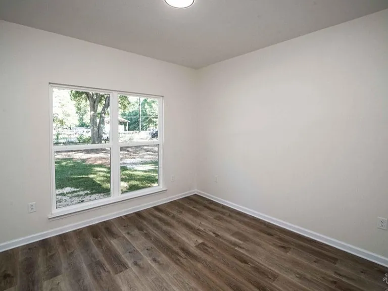 4521 Oak Forest Dr — Photo 10