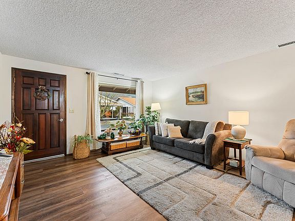 3rd image of 714 Brookside Cir