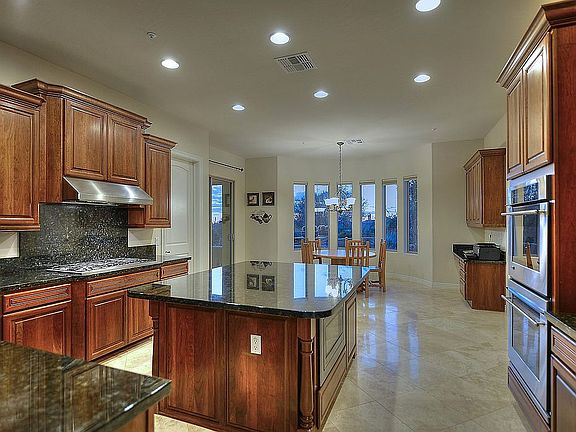 Great Entertaining Kitchen!
