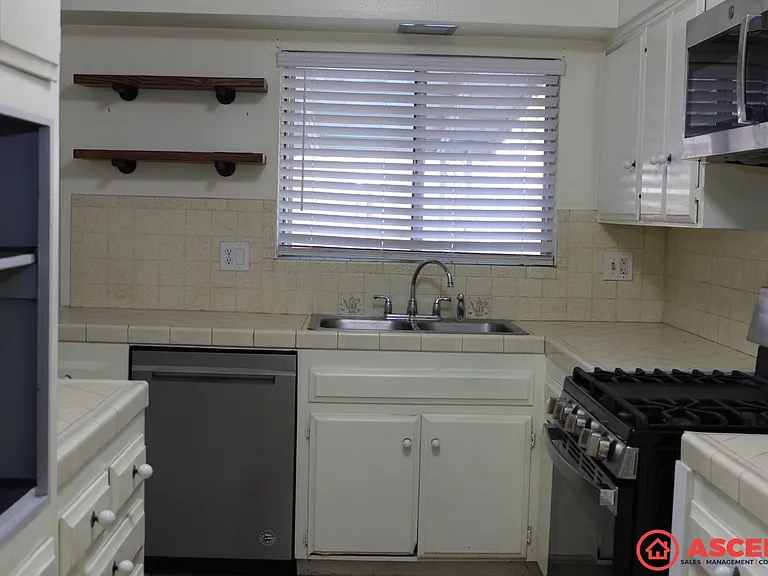 5812 Daggett Ave — Photo 6