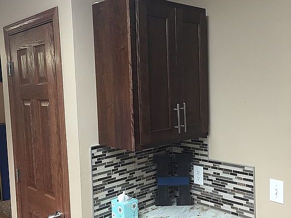 5th image of 16 Elmwood Cir
