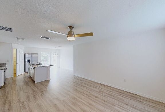 3rd image of 1005 Quail St SE