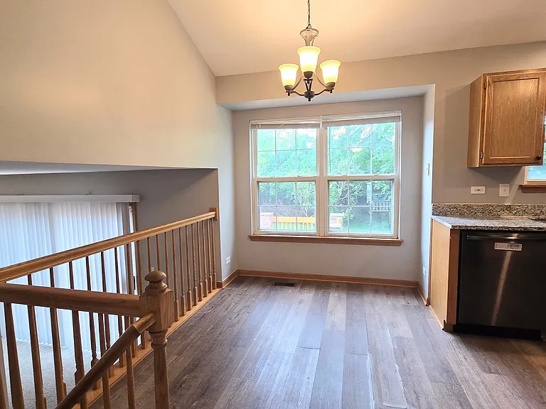 409 Fairfax Ln — Photo 8
