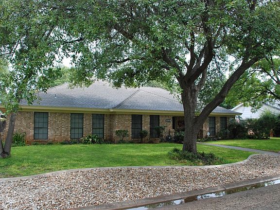 2nd image of 3318 Briargrove Ln