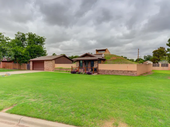 707 W 8th St, Idalou, TX 79329