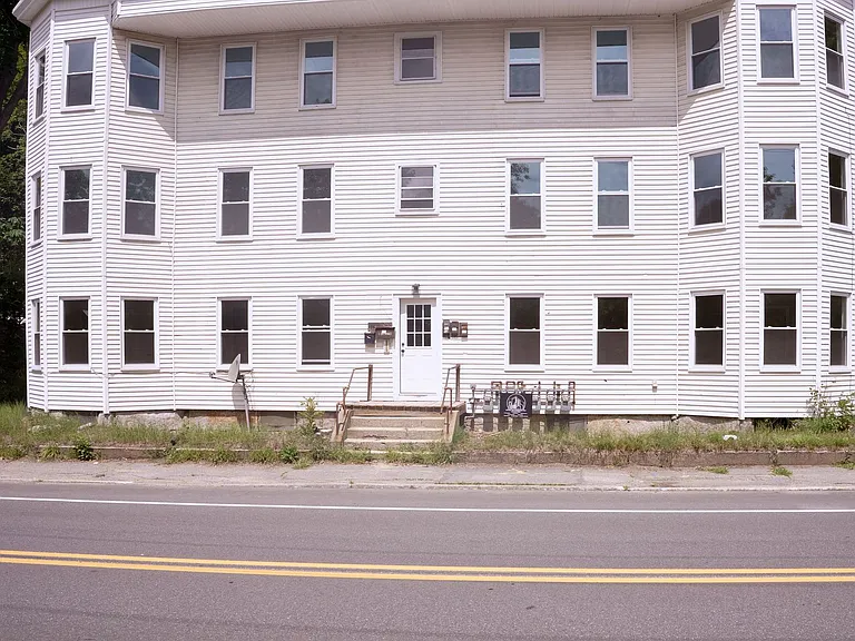 Fully Renovated Apartment Building Modern Upgrades Throughout — Photo 7
