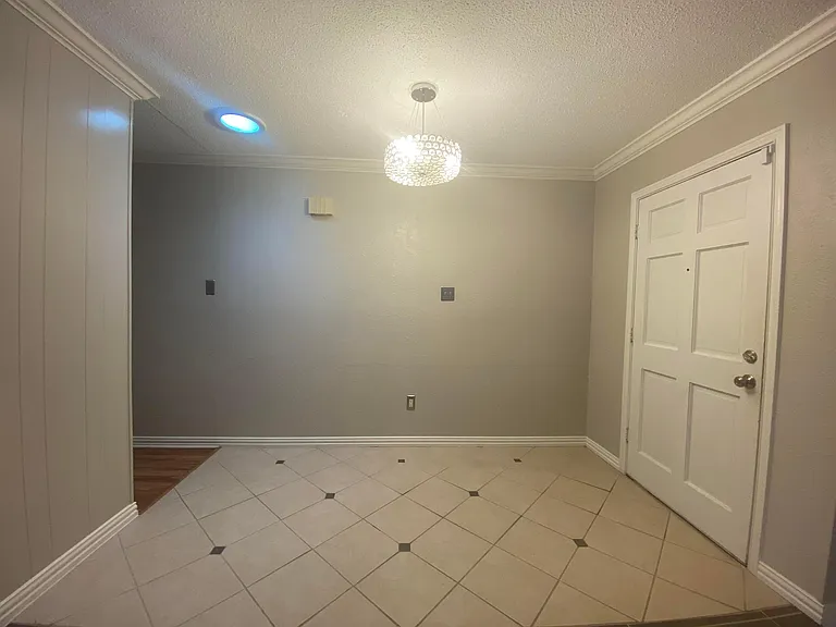 2736 Golfing Green Dr — Photo 7