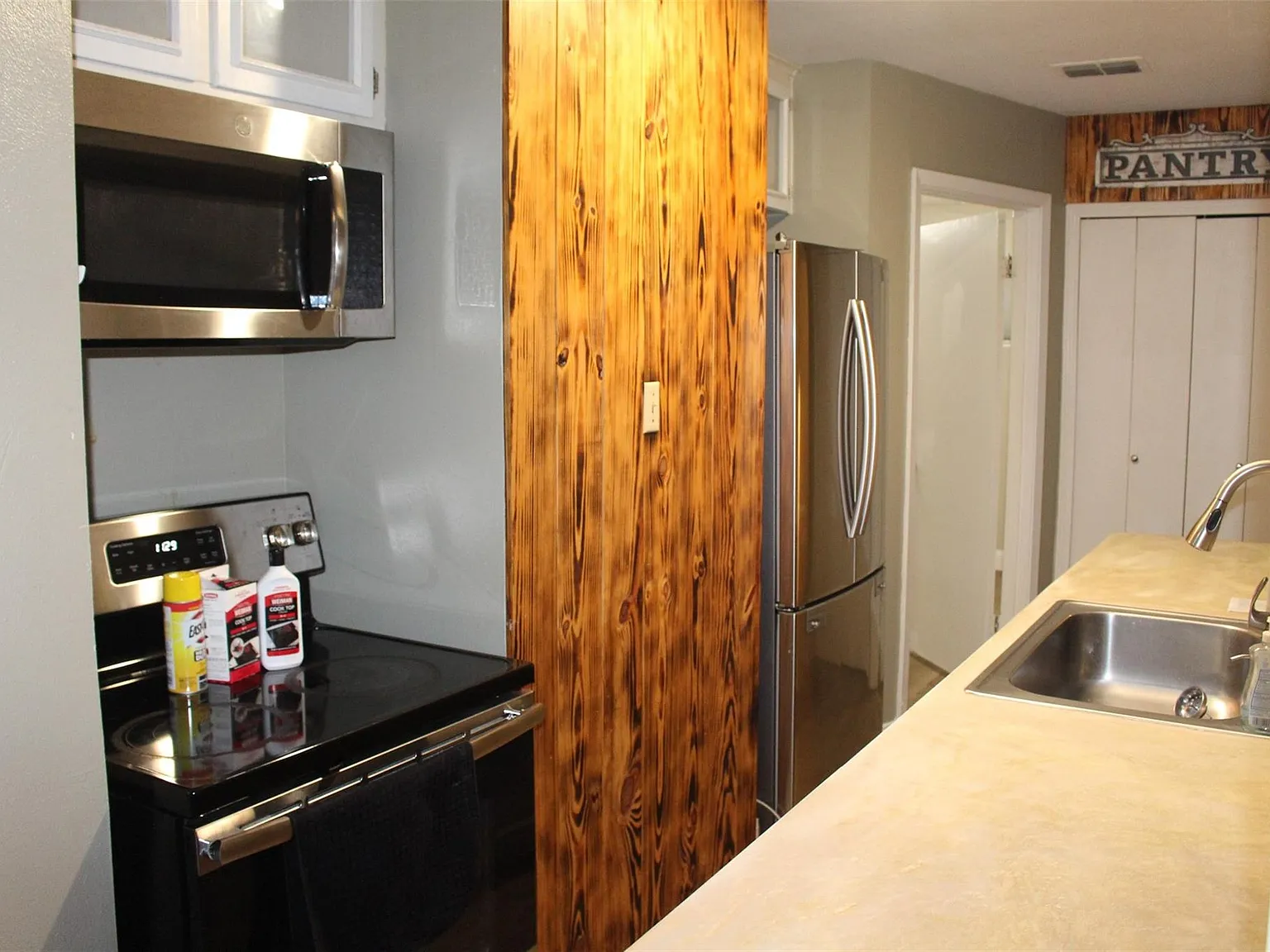 3 bed, 1.0 bath, 1880 sqft, $1,350 — Photo 2