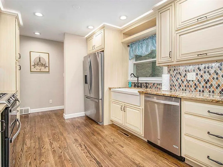 322 S Twyckenham Dr — Photo 9