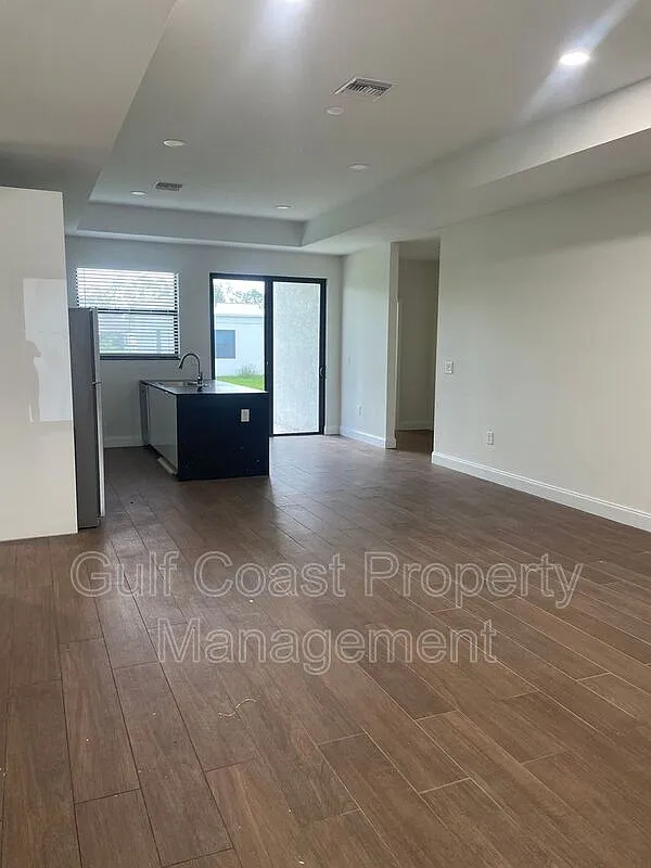 5 bed, 3.0 bath, 1810 sqft, $2,100 — Photo 2