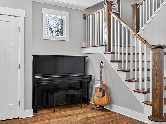 5th image of 901 Woodbriar St