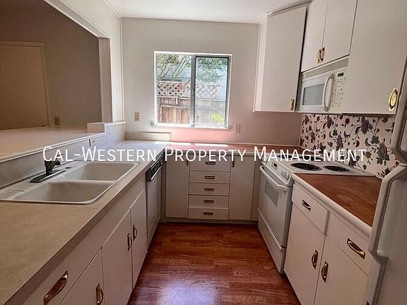 4th image of 1143 Solana Dr